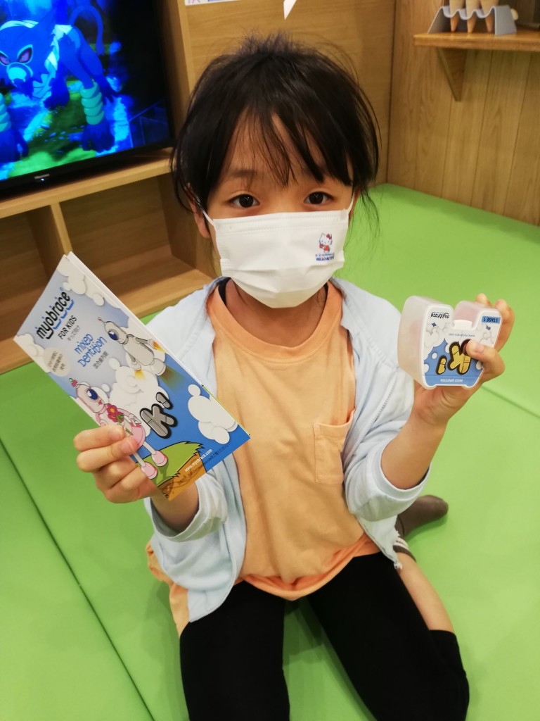 マイオブレースを持つ子ども