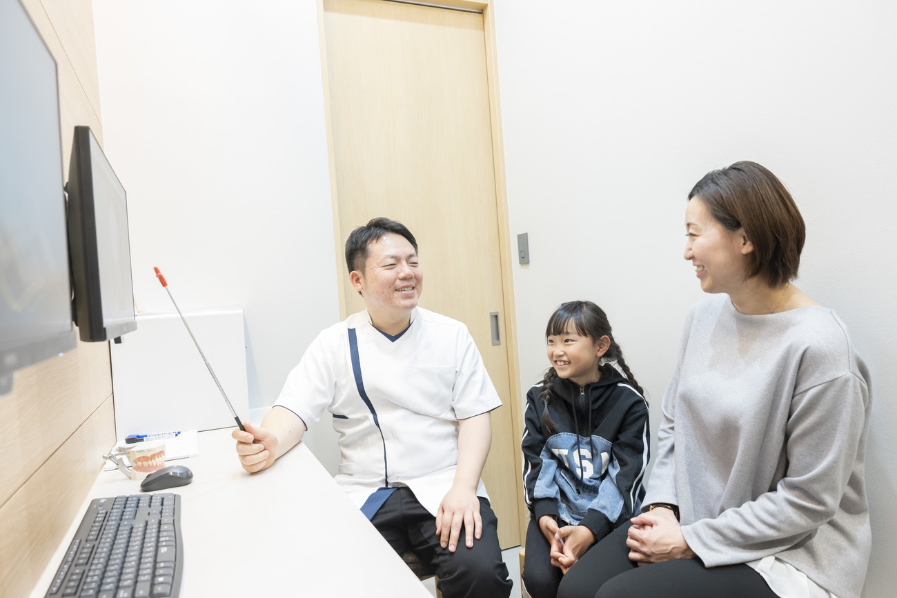歯医者が患者に治療説明